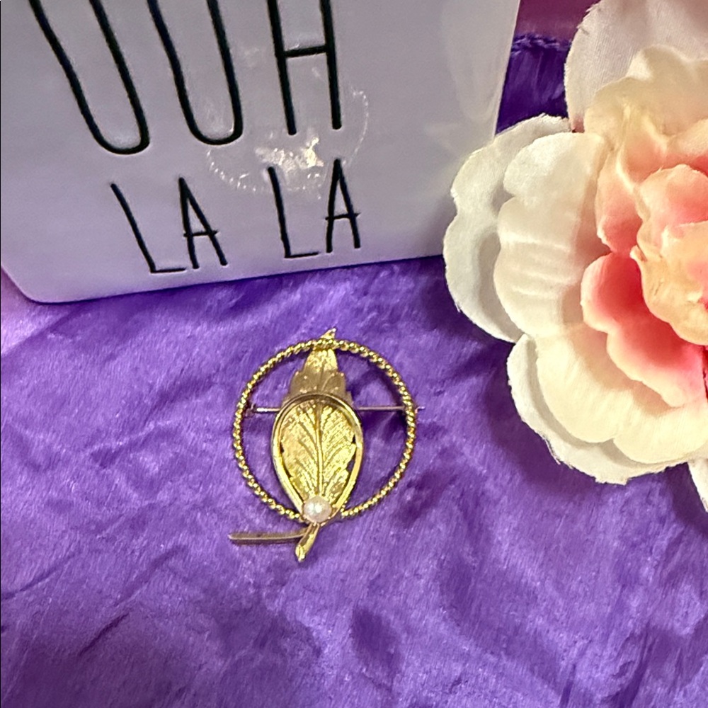 Vintage Gold-tone Circle Leaf Brooch with Faux Pearl